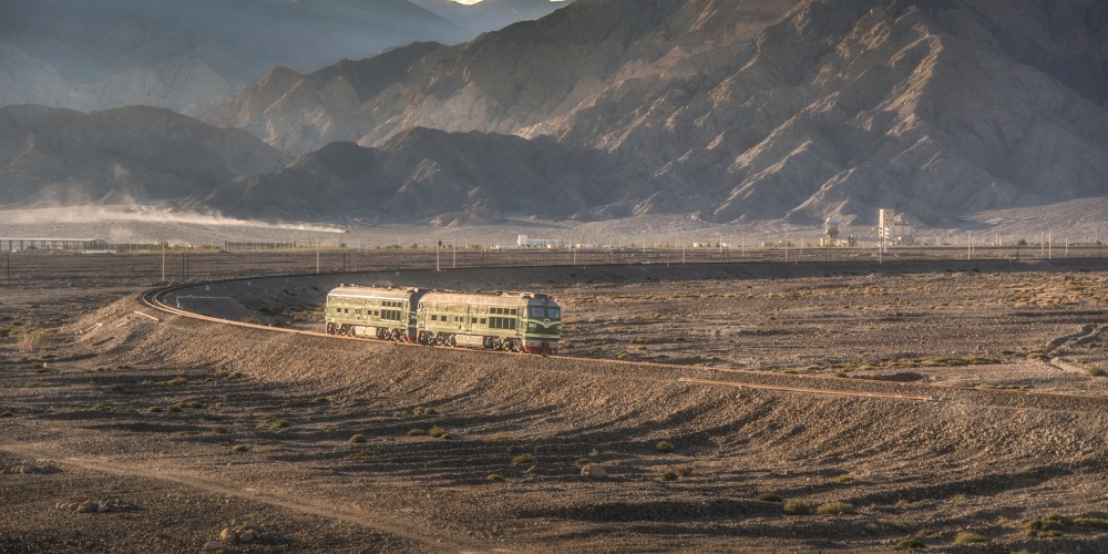 當代中國-當年今日-南疆鐵路全線通車