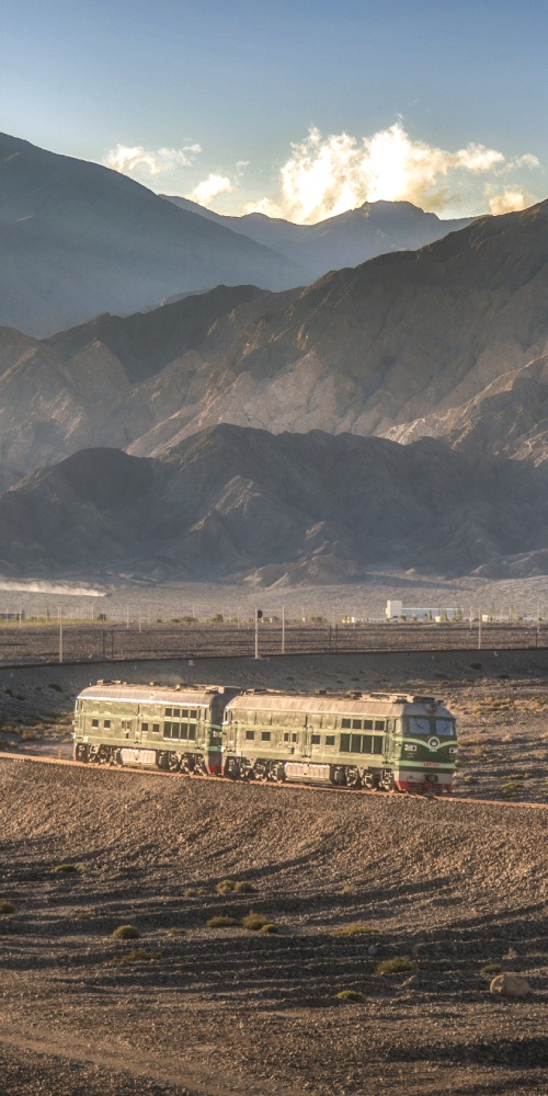 當代中國-當年今日-南疆鐵路全線通車