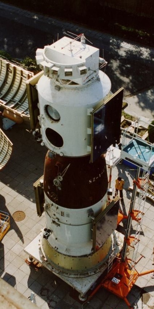 當代中國-當年今日-神舟一號