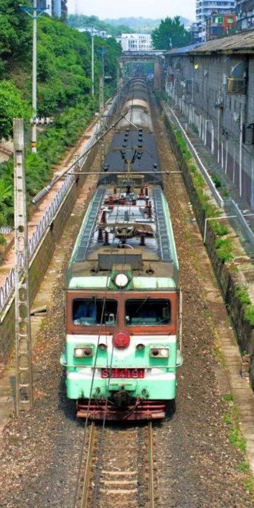 当代中国-当年今日-成渝铁路电气化