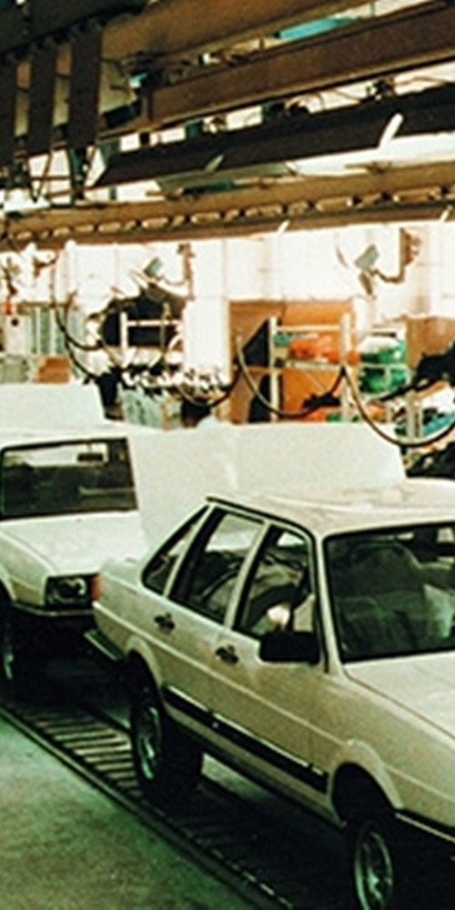 當代中國-當年今日-上汽大眾成立