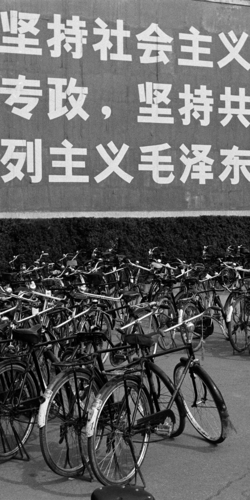 当代中国-当年今日-邓小平代表中共中央提出四项基本原则