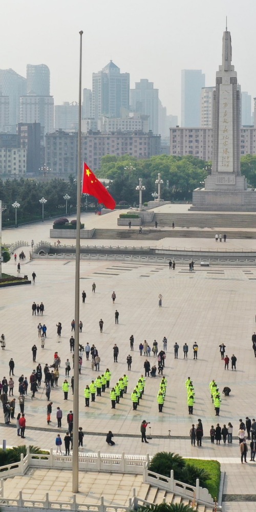 当代中国-当年今日-为新冠肺炎疫情举行全国性哀悼活动