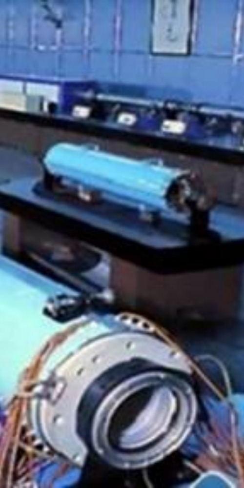 当代中国-当年今日-中国成功研制巨型激光装置“神光二号”