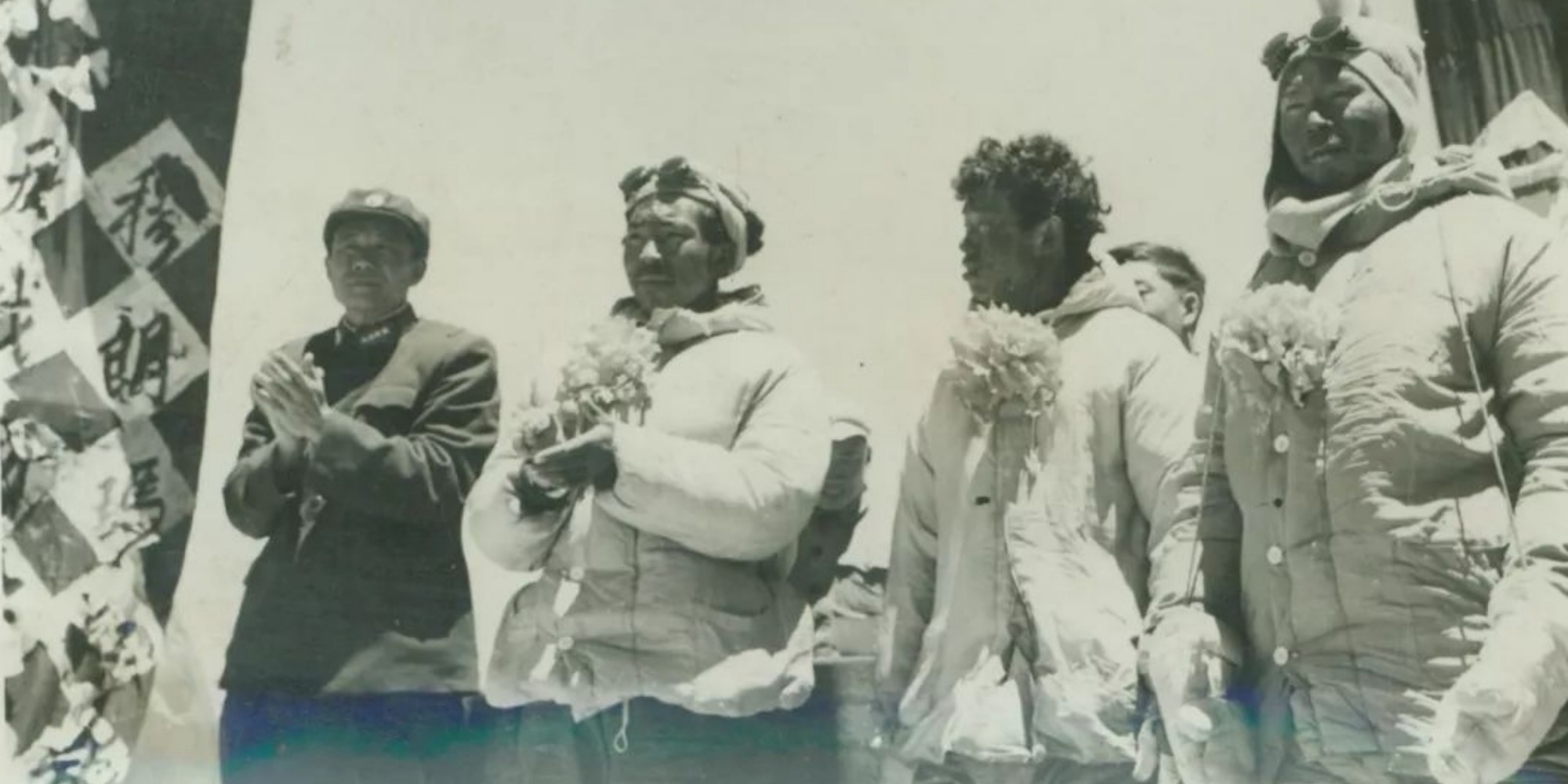 The first Chinese team reaches summit of Mount Everest Today in