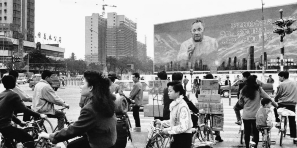 當代中國-當年今日-巨型鄧小平畫像矗立深圳