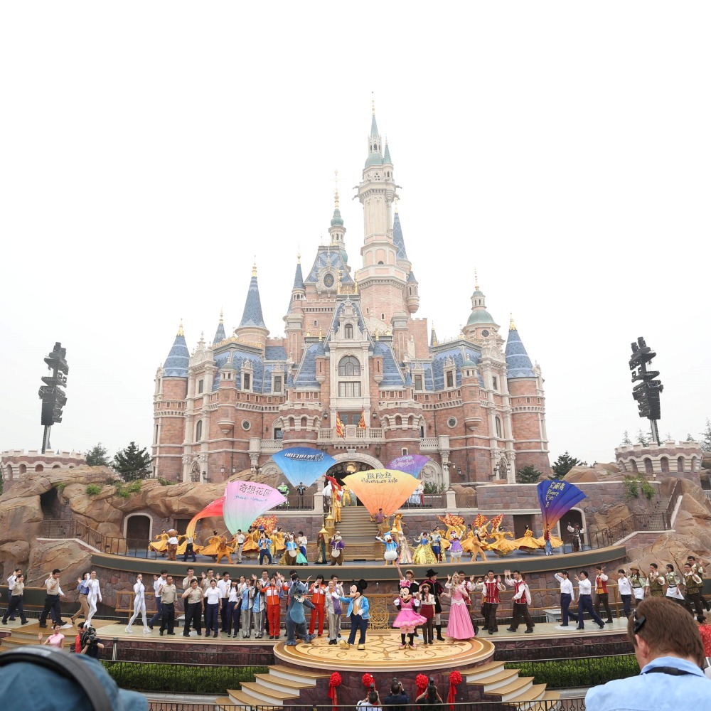 當代中國-當年今日-上海迪士尼樂園開園