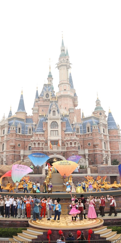 當代中國-當年今日-上海迪士尼樂園開園