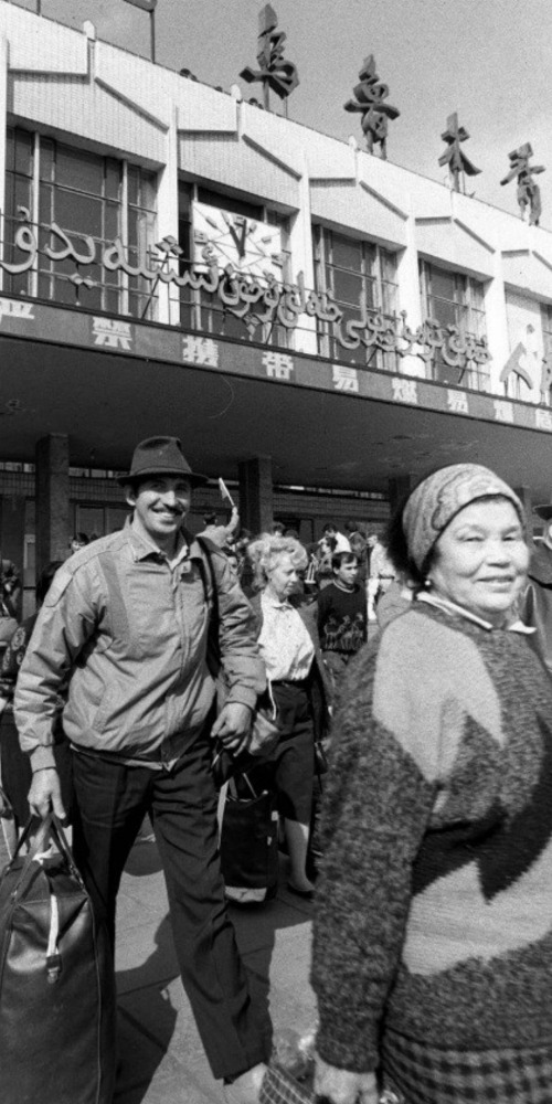 当代中国-当年今日-中哈首趟国际旅客列车开通