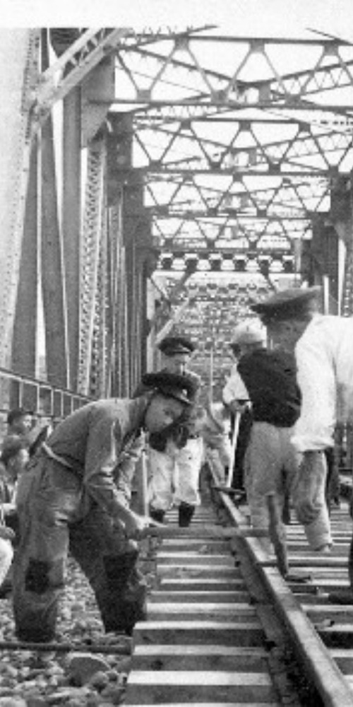 當代中國-當年今日-新中國第一條鐵路成渝鐵路完工