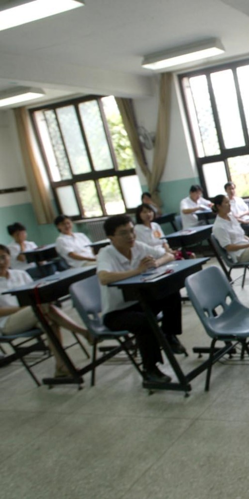 当代中国-当年今日-时间调整后第一届高考开考