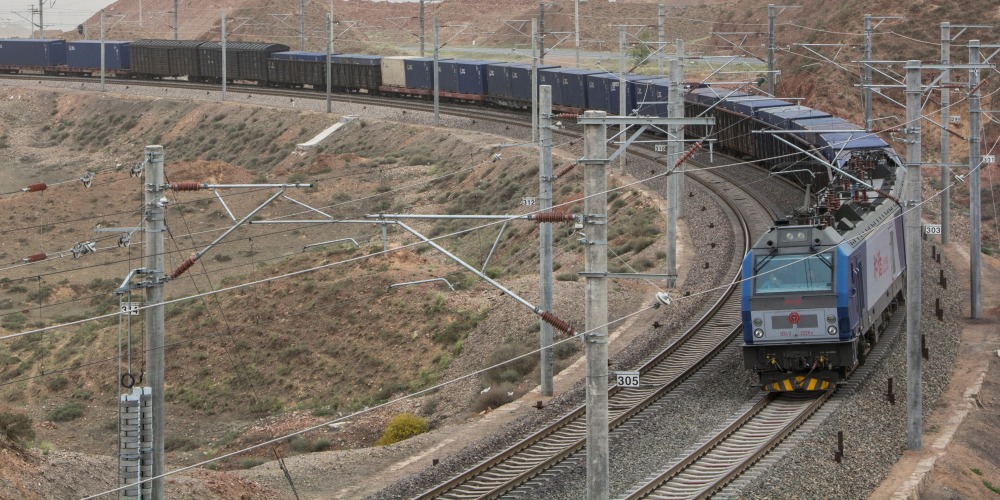 當代中國-當年今日-中國第一條沙漠鐵路建成通車