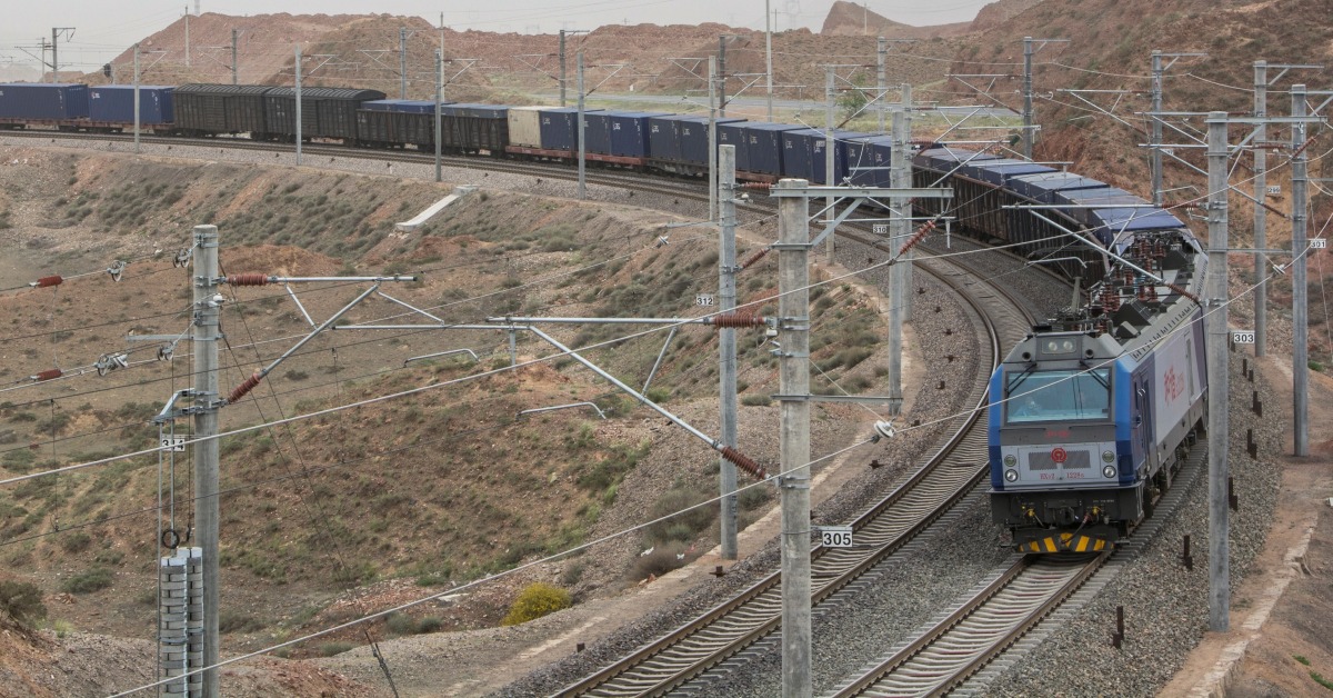 當代中國-當年今日-中國第一條沙漠鐵路建成通車