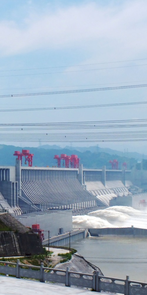 当代中国-当年今日-三峡工程第一台发电机组并网发电