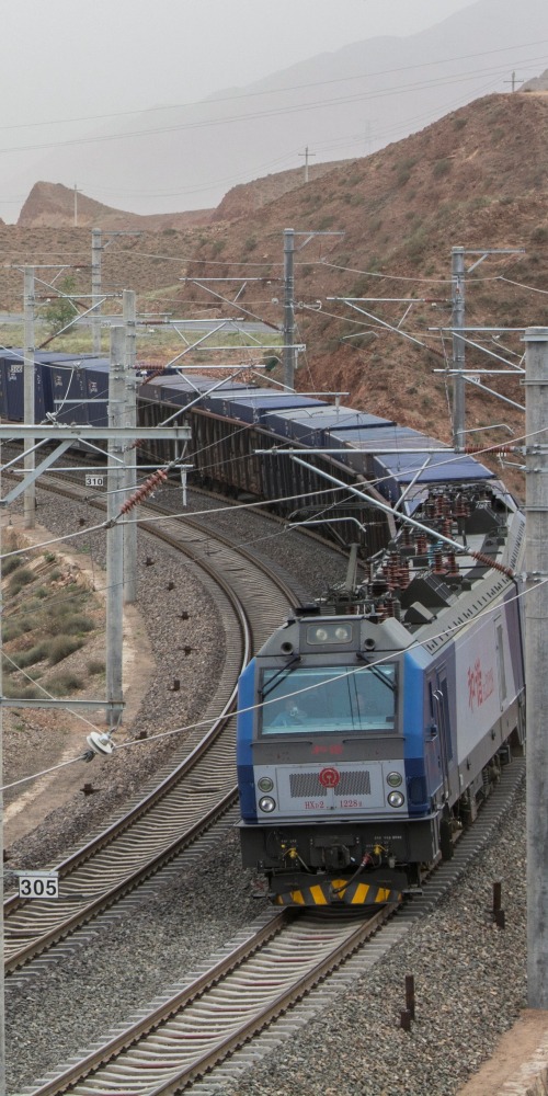 当代中国-当年今日-中国第一条沙漠铁路建成通车
