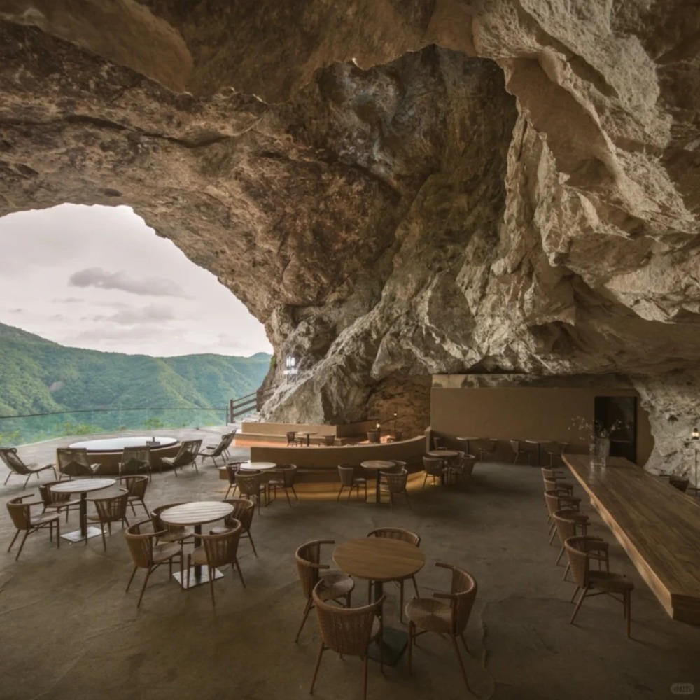 中國懸崖峽谷奇景中的休閒空間